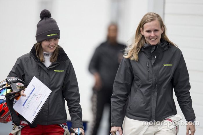 Sarah Moore (izquierda) (LMP3, Ginetta Junior campeona)