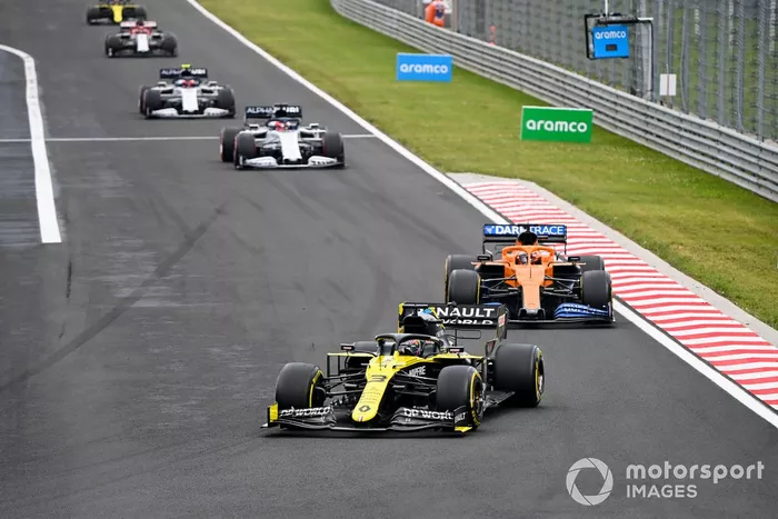 Daniel Ricciardo, Renault F1 Team R.S.20, Carlos Sainz Jr., McLaren MCL35, Daniil Kvyat, AlphaTauri AT01, Pierre Gasly, AlphaTauri AT01