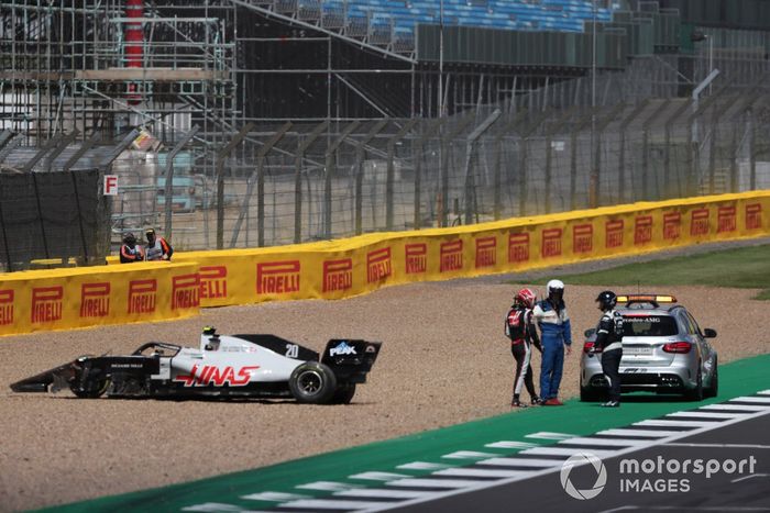 Kevin Magnussen, Haas VF-20 después del choque