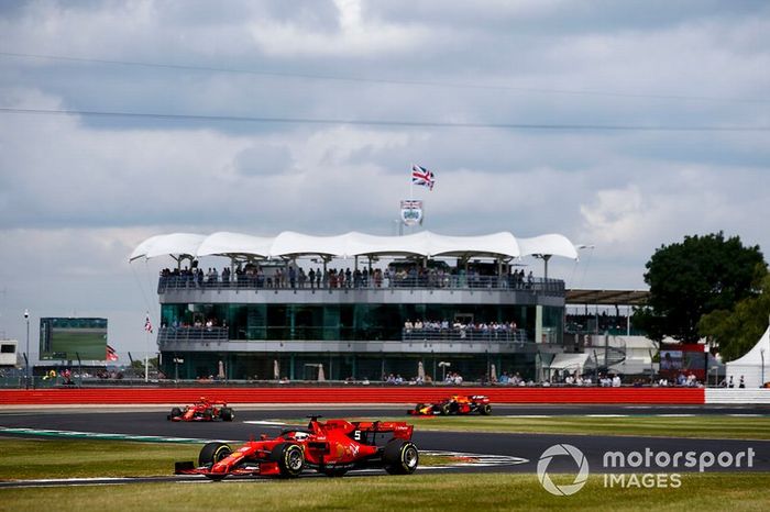 Sebastian Vettel, Ferrari SF90, y Charles Leclerc, Ferrari SF90