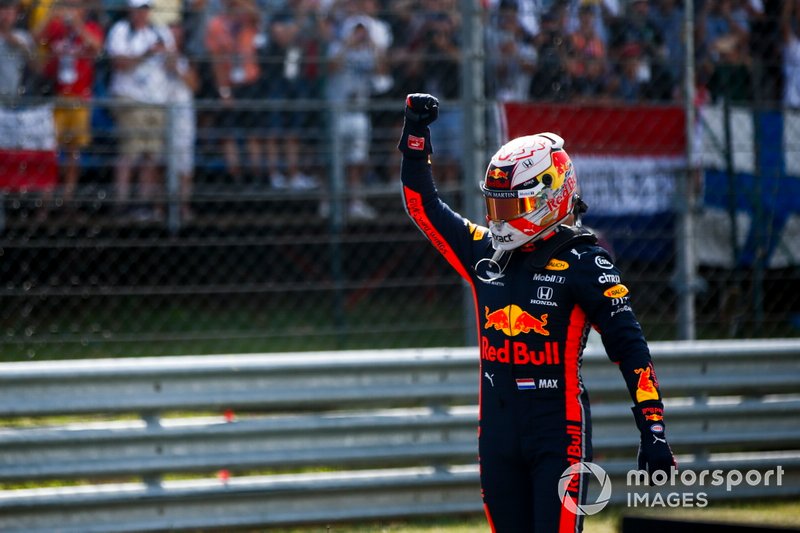 Ganador de la pole Max Verstappen, Red Bull Racing celebra en Parc Ferme