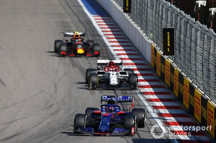 Daniil Kvyat, Toro Rosso STR14, Kimi Raikkonen, Alfa Romeo Racing C38, Alex Albon, Red Bull RB15