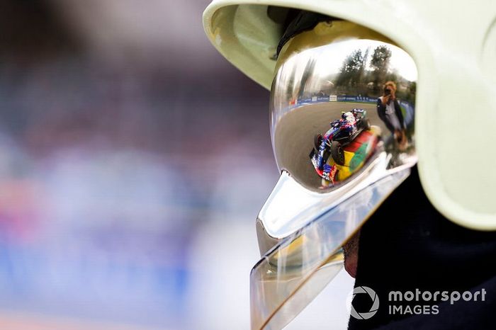 Pierre Gasly, Toro Rosso STR14, se refleja en el visor del jefe de bomberos