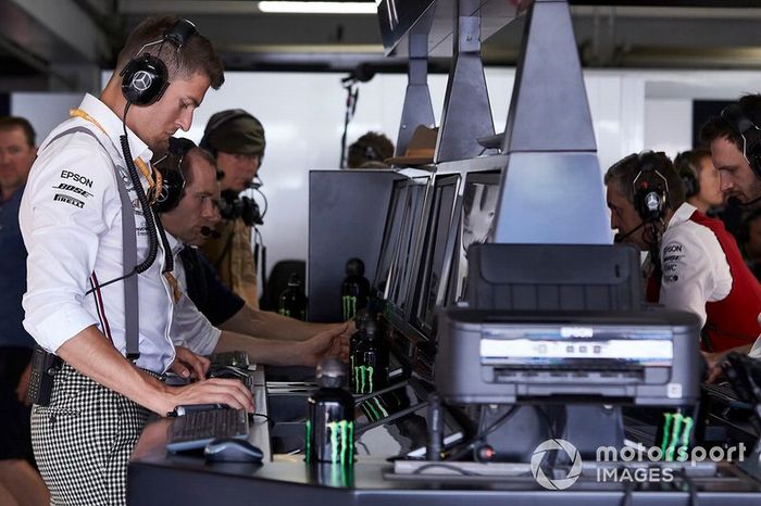 Miembros de Mercedes AMG F1 en la sesión de fotos del 125º aniversario de Mercedes