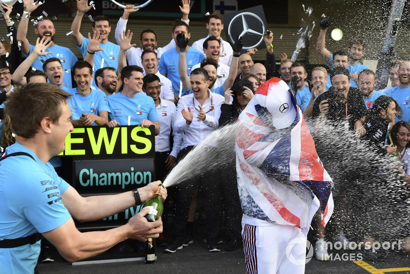 Lewis Hamilton, Mercedes AMG F1 celebra con el equipo