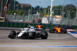 Sergey Sirotkin, Williams FW41, voor Fernando Alonso, McLaren MCL33, en Stoffel Vandoorne, McLaren MCL33