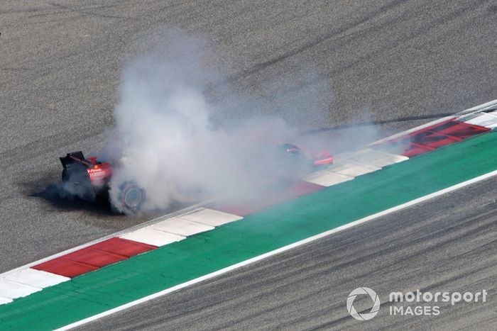 Sebastian Vettel, Ferrari SF71H hace un trompo después del contacto con Daniel Ricciardo, Red Bull Racing RB14 