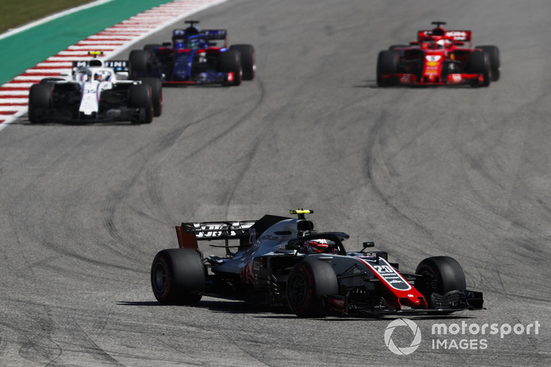 Kevin Magnussen, Haas F1 Team VF-18, leads Sergey Sirotkin, Williams FW41, Brendon Hartley, Toro Rosso STR13, and Sebastian Vettel, Ferrari SF71H