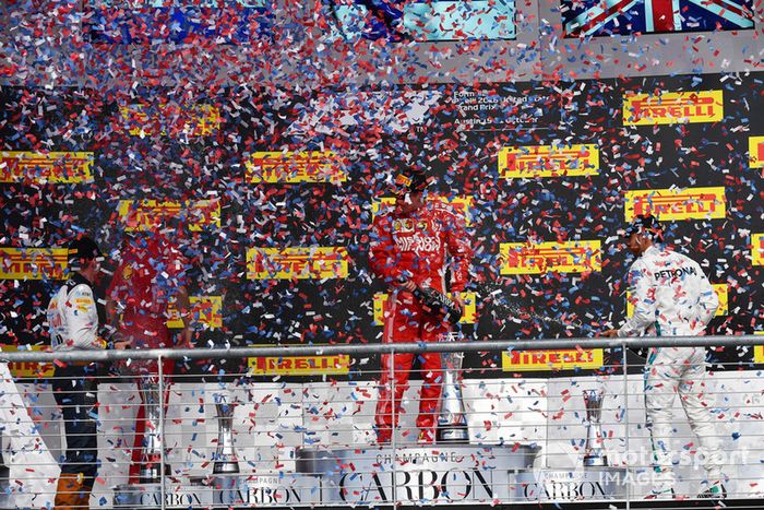 Podio: segundo lugar Max Verstappen, Red Bull Racing, ganador de la carrera Kimi Raikkonen, Ferrari y tercer lugar Lewis Hamilton, Mercedes AMG F1