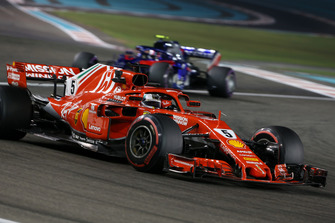 Sebastian Vettel, Ferrari SF71H et Pierre Gasly, Scuderia Toro Rosso STR13