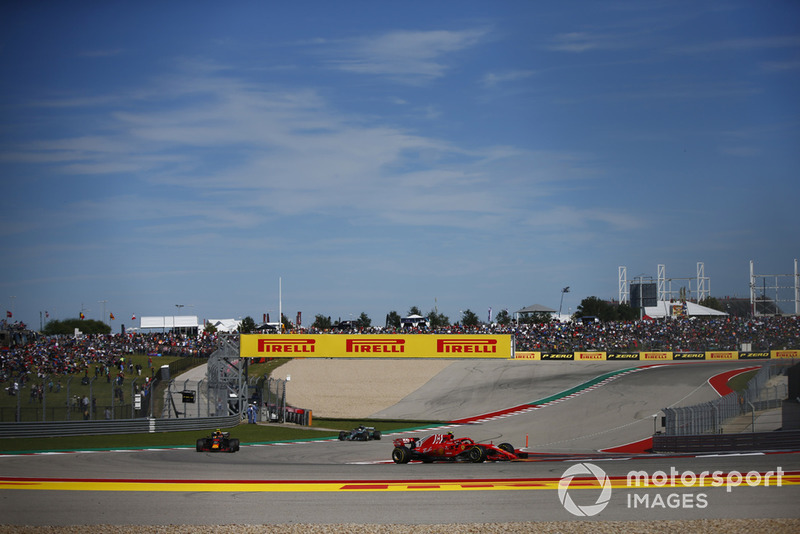 Hamilton denkt dat het gat naar Verstappen te groot is om te overbruggen