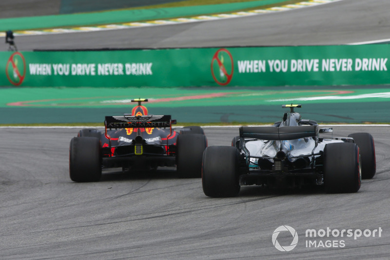 Max Verstappen, Red Bull Racing RB14, dépasse Max Verstappen, Red Bull Racing RB14.