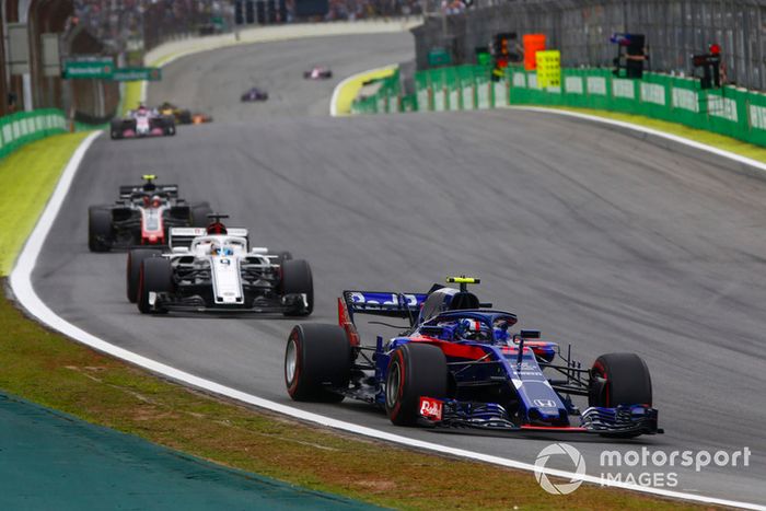 Pierre Gasly, Scuderia Toro Rosso STR13, Marcus Ericsson, Sauber C37, y Kevin Magnussen, Haas F1 Team VF-18