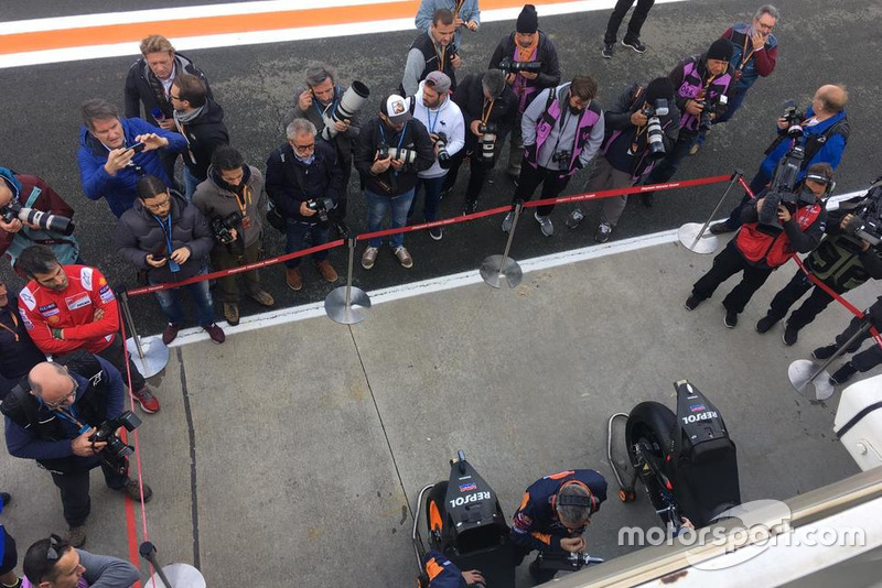 Mecánicos del Repsol Honda preparan las motos de Marc Márquez