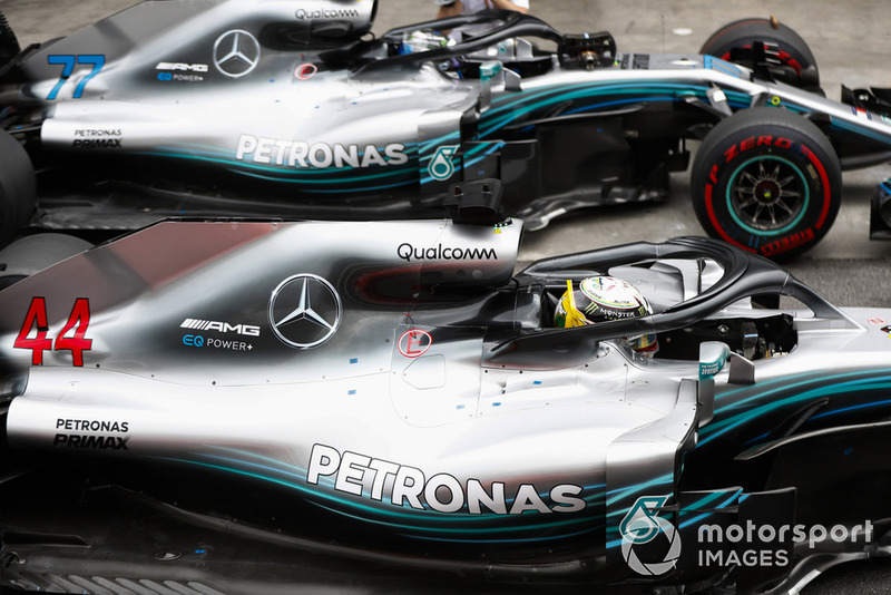 Lewis Hamilton, Mercedes AMG F1, celebra su pole position y Valtteri Bottas, Mercedes AMG F1 W09.