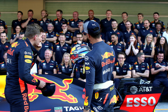Max Verstappen, Red Bull Racing, e Daniel Ricciardo, Red Bull Racing, nella foto di gruppo del team Red Bull Racing