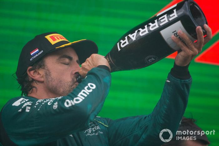 Fernando Alonso, Aston Martin F1 Team, 2ª posición, bebe champán en el podio