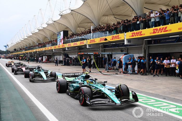 Fernando Alonso, Aston Martin AMR23, Lance Stroll, Aston Martin AMR23, Zhou Guanyu, Alfa Romeo C43, en el pit lane