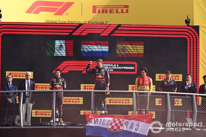 Sergio Pérez, Red Bull Racing, 2ª posición, Max Verstappen, Red Bull Racing, 1ª posición, Carlos Sainz, Scuderia Ferrari, 3ª posición, en el podio.