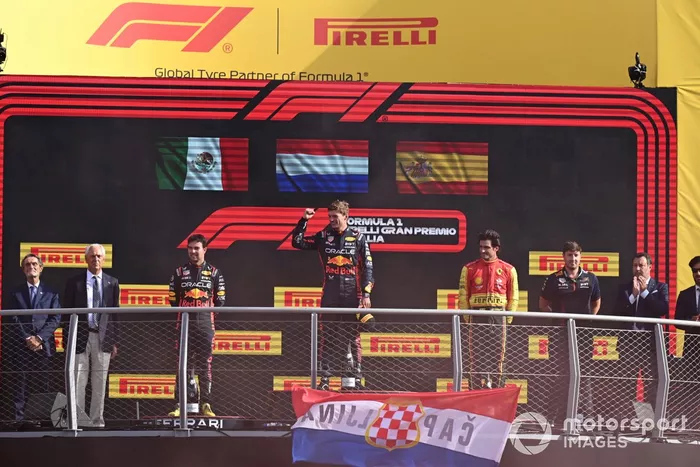 Sergio Pérez, Red Bull Racing, 2ª posición, Max Verstappen, Red Bull Racing, 1ª posición, Carlos Sainz, Scuderia Ferrari, 3ª posición, en el podio.