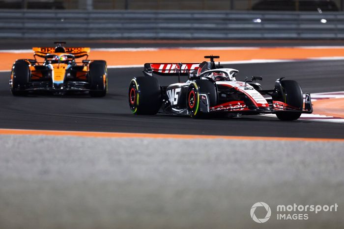 Kevin Magnussen, Haas VF-23, Oscar Piastri, McLaren MCL60