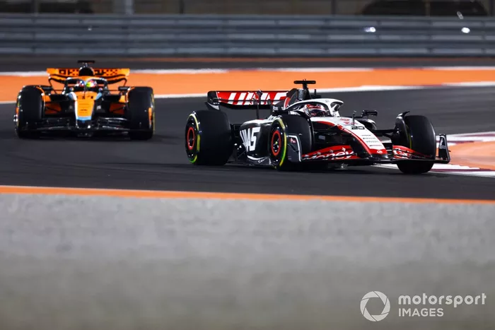 Kevin Magnussen, Haas VF-23, Oscar Piastri, McLaren MCL60