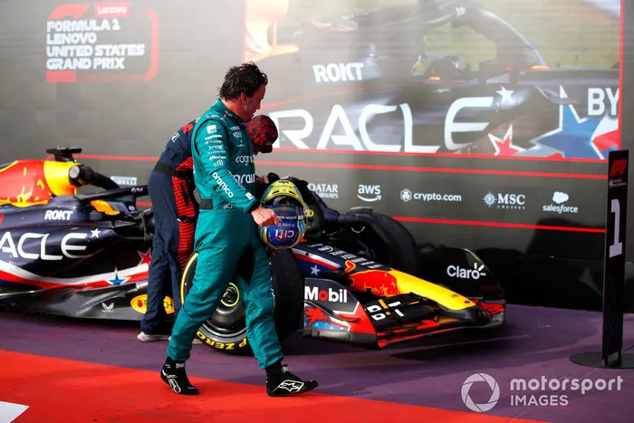 Fernando Alonso, Aston Martin F1 Team, en Parc Ferme tras el Sprint