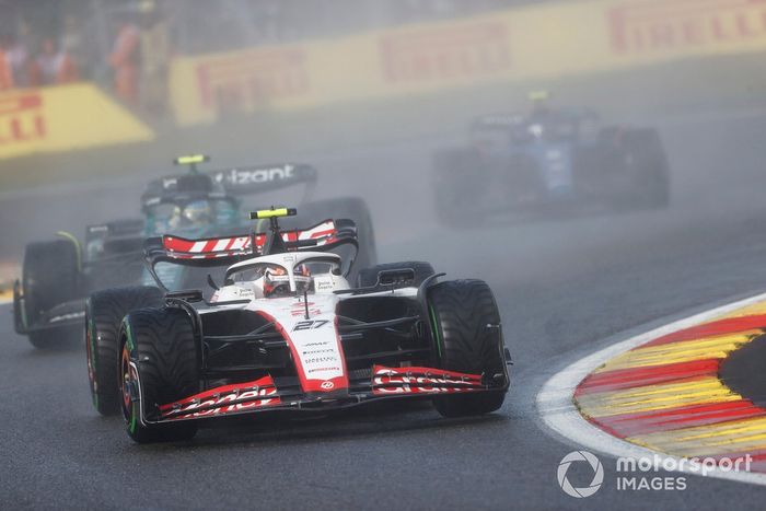 Nico Hulkenberg, Haas VF-23, Fernando Alonso, Aston Martin AMR23, Logan Sargeant, Williams FW45.