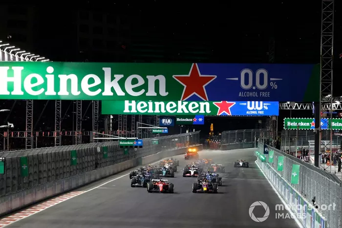 Charles Leclerc, Ferrari SF-23, lucha con Max Verstappen, Red Bull Racing RB19, por delante de George Russell, Mercedes F1 W14, Pierre Gasly, Alpine A523, Alex Albon, Williams FW45, Logan Sargeant, Williams FW45, el resto de la parrilla en la salida.