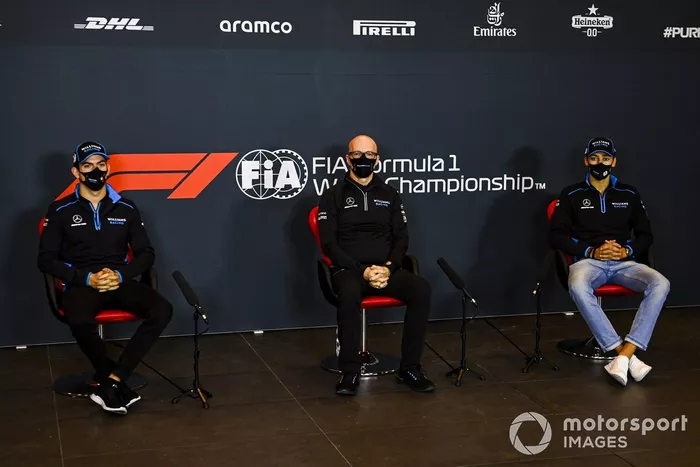 Nicholas Latifi, Williams Racing, Simon Roberts, director del equipo en funciones, Williams Racing, y George Russell, Williams Racing, en la conferencia de prensa