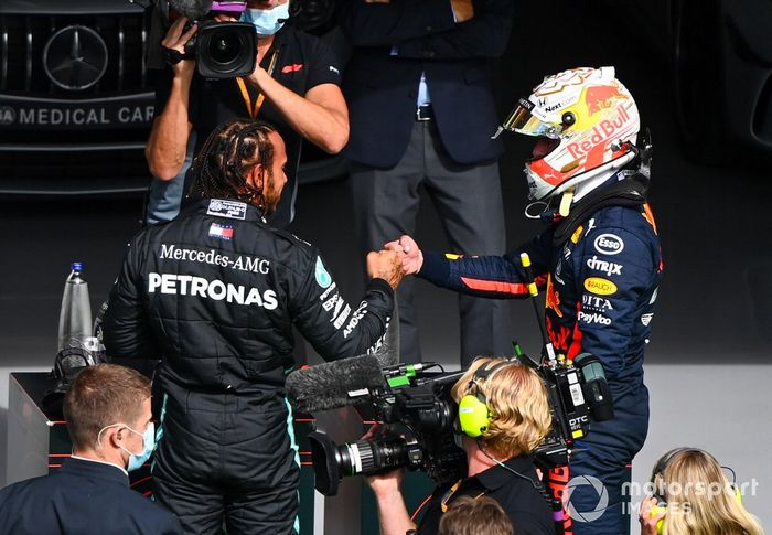 Ganador de la pole Lewis Hamilton, Mercedes-AMG F1, y Max Verstappen, Red Bull Racing