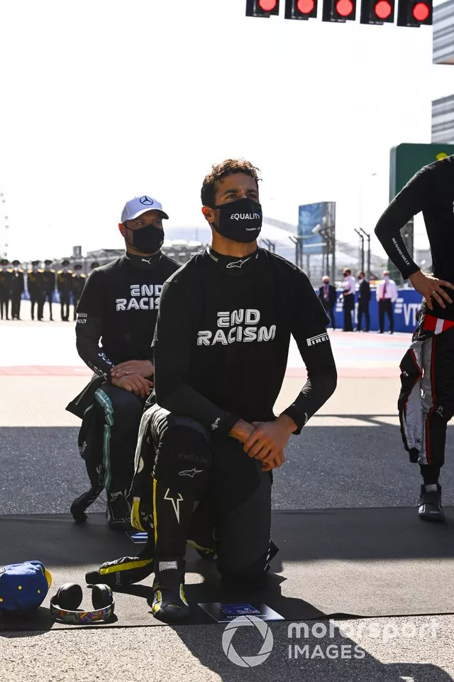 Daniel Ricciardo, Renault F1, y Valtteri Bottas, Mercedes-AMG F1, se arrodillan en el podio en apoyo de la campaña 