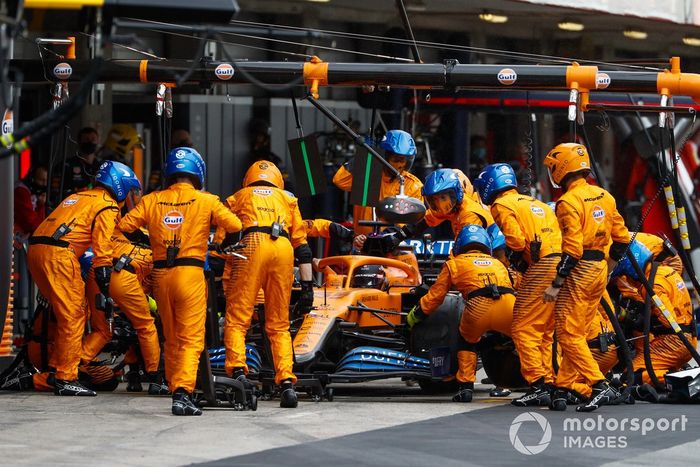 Carlos Sainz Jr., McLaren MCL35, en pits