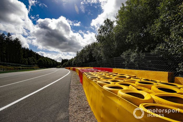 La barrera de neumáticos extendida en la parte superior del raidillon 