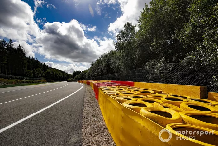 La barrera de neumáticos extendida en la parte superior del raidillon 