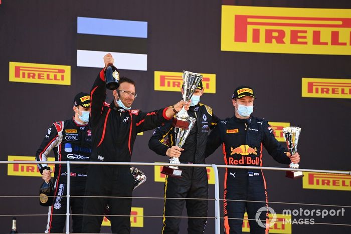 Podio: ganador Christian Lundgaard, ART Grand Prix, segundo lugar Louis Deletraz, Charouz Racing System y tercer lugar Juri Vips, Dams