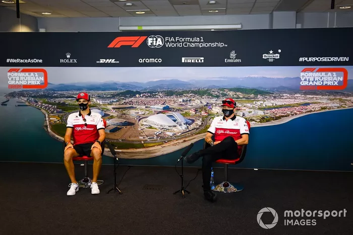 Antonio Giovinazzi, Alfa Romeo, Kimi Raikkonen, Alfa Romeo, en la conferencia de prensa
