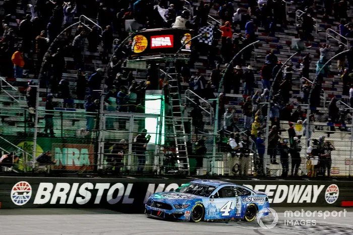 Ganador Kevin Harvick, Stewart-Haas Racing, Ford Mustang