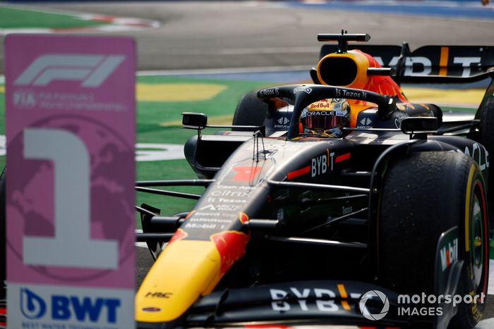 Max Verstappen, Red Bull Racing, 1ª posición, en Parc Ferme