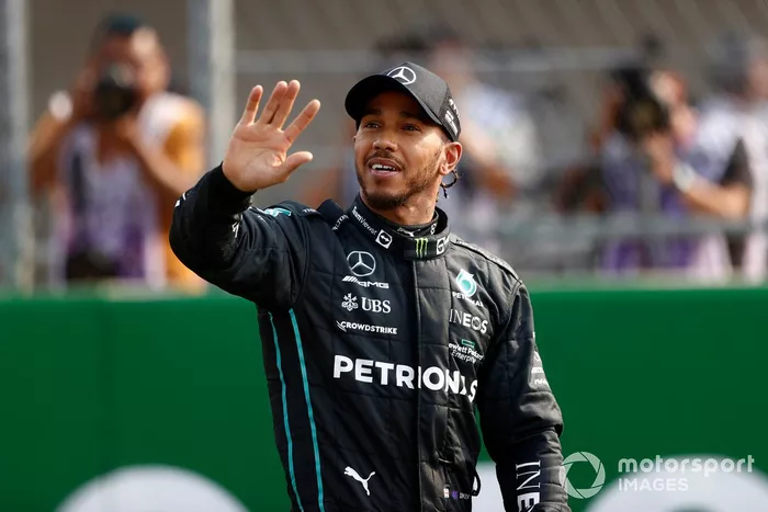 Lewis Hamilton, Mercedes AMG, saluda tras la clasificación