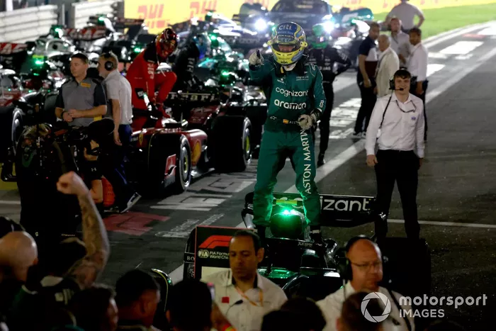 Fernando Alonso, Aston Martin F1 Team, 3ª posición, celebra su llegada al Parc Ferme