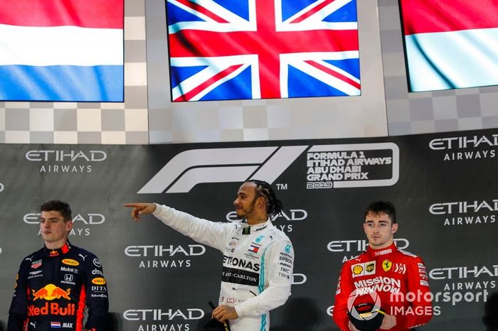 Podio: segundo lugar Max Verstappen, Red Bull Racing, ganador de la carrera Lewis Hamilton, Mercedes AMG F1, y tercer lugar Charles Leclerc, Ferrari