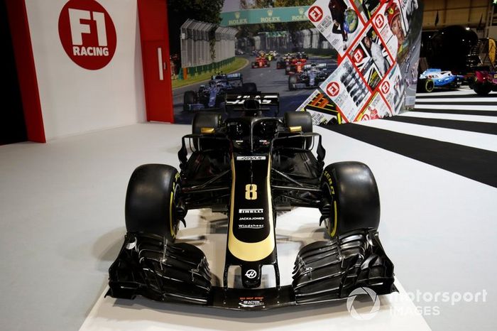 Un VF-19 de Haas en el stand de F1 Racing