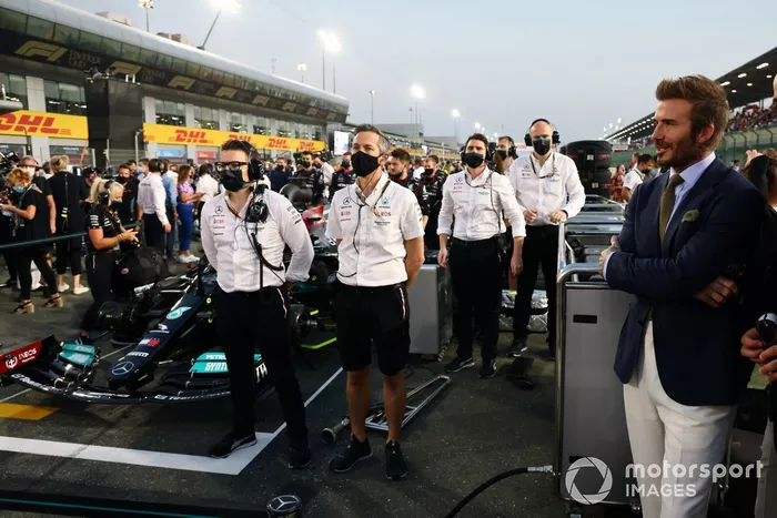 David Beckham en la parrilla con miembros de Mercedes