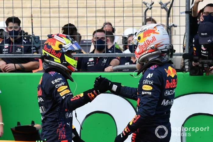 Sergio Pérez, Red Bull Racing, y el autor de la pole Max Verstappen, Red Bull Racing