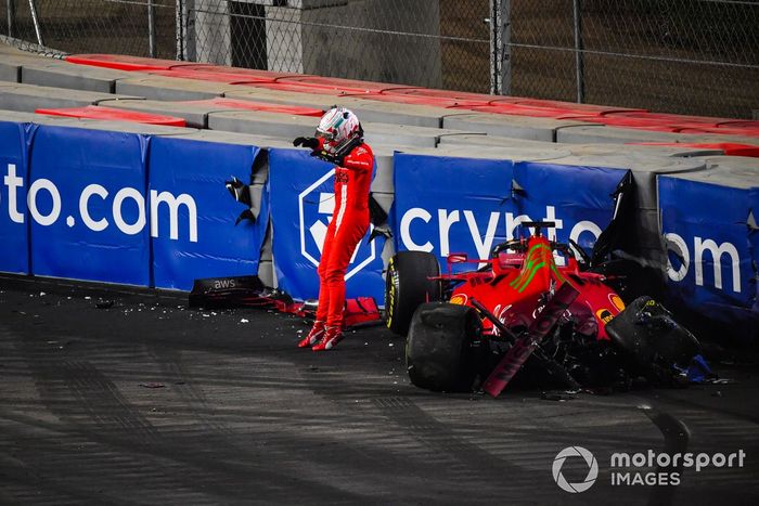 Charles Leclerc, Ferrari, choca en la FP2