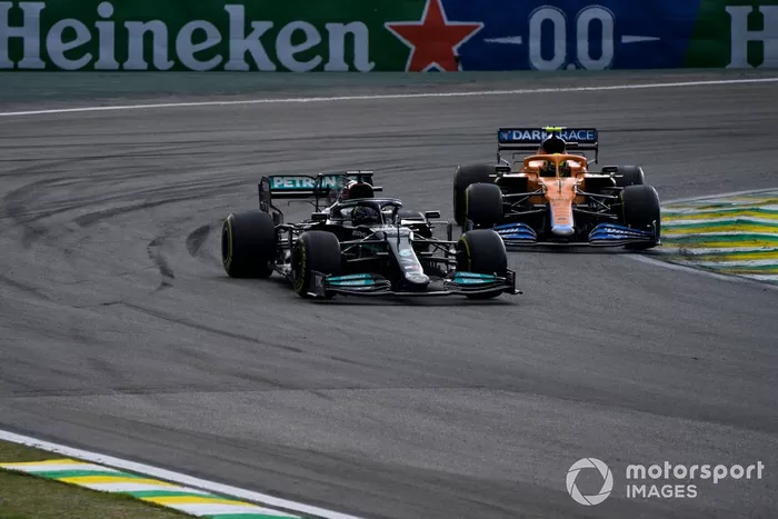 Lewis Hamilton, Mercedes W12, adelanta a Lando Norris, McLaren MCL35M