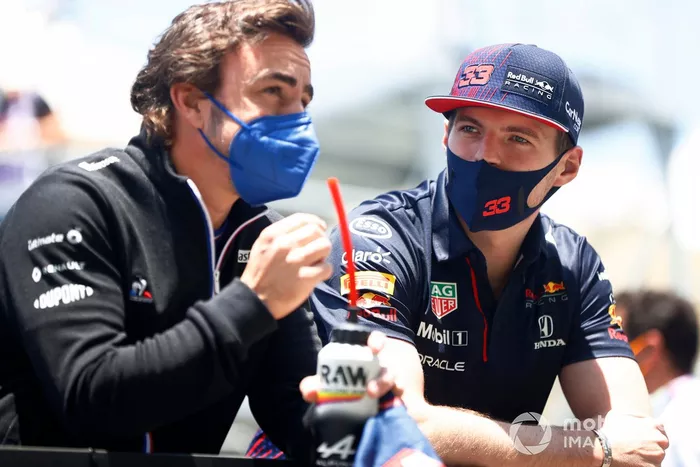 Fernando Alonso, Alpine F1, y Max Verstappen, Red Bull Racing 