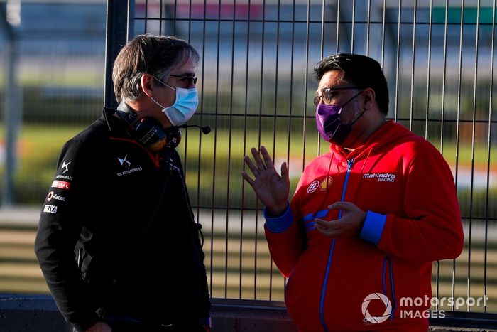 Mark Preston, director del equipo, DS Techeetah habla con Dilbagh Gill, CEO, director del equipo, Mahindra Racing