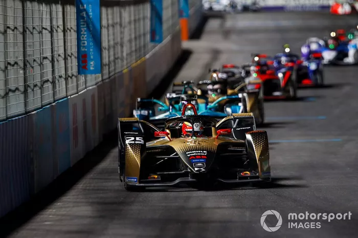 Jean-Eric Vergne, DS Techeetah, DS E-Tense FE20, por delante de Tom Blomqvist, NIO 333, NIO 333 001